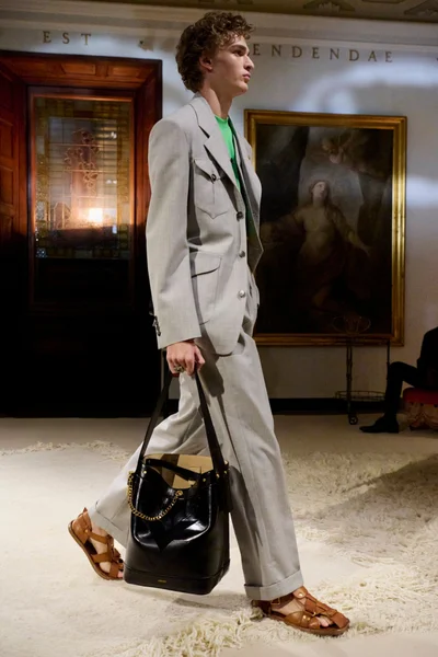 Look 16